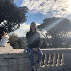 Meet your Posher, Claudia